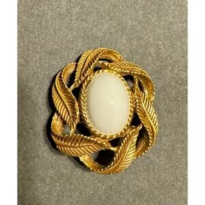 Vintage Ornate Baroque Gold Tone Leaf Wreath Brooch